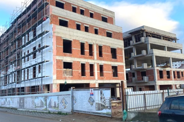 Shtepi ne shitje Apartament ne Tirane, 2+1, Mobilimi Bosh, pa mobiluar, Pagesa 88,000  Euro.