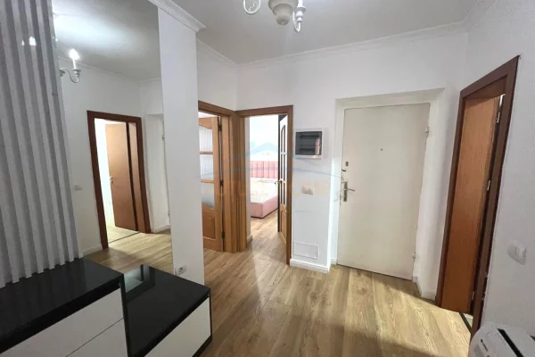 Shtepi me qera Apartament ne Tirane, 3+1, Mobilimi E mobiluar, Pagesa 700  Euro.