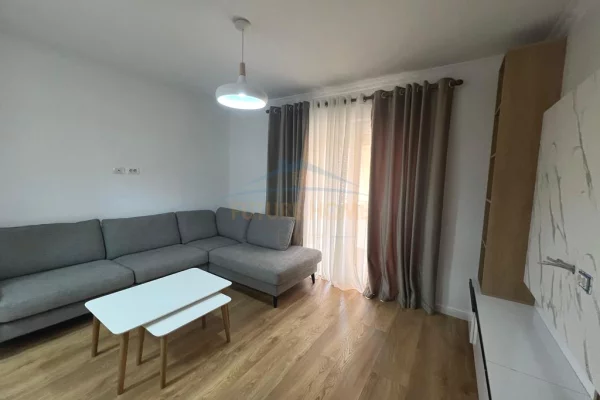 Shtepi me qera Apartament ne Tirane, 3+1, Mobilimi E mobiluar, Pagesa 700  Euro.
