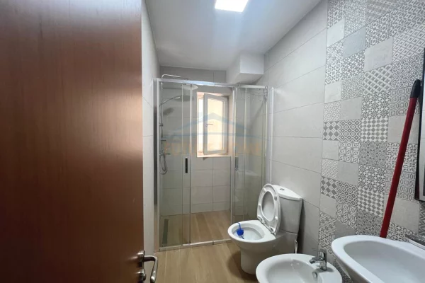 Shtepi me qera Apartament ne Tirane, 3+1, Mobilimi E mobiluar, Pagesa 700  Euro.