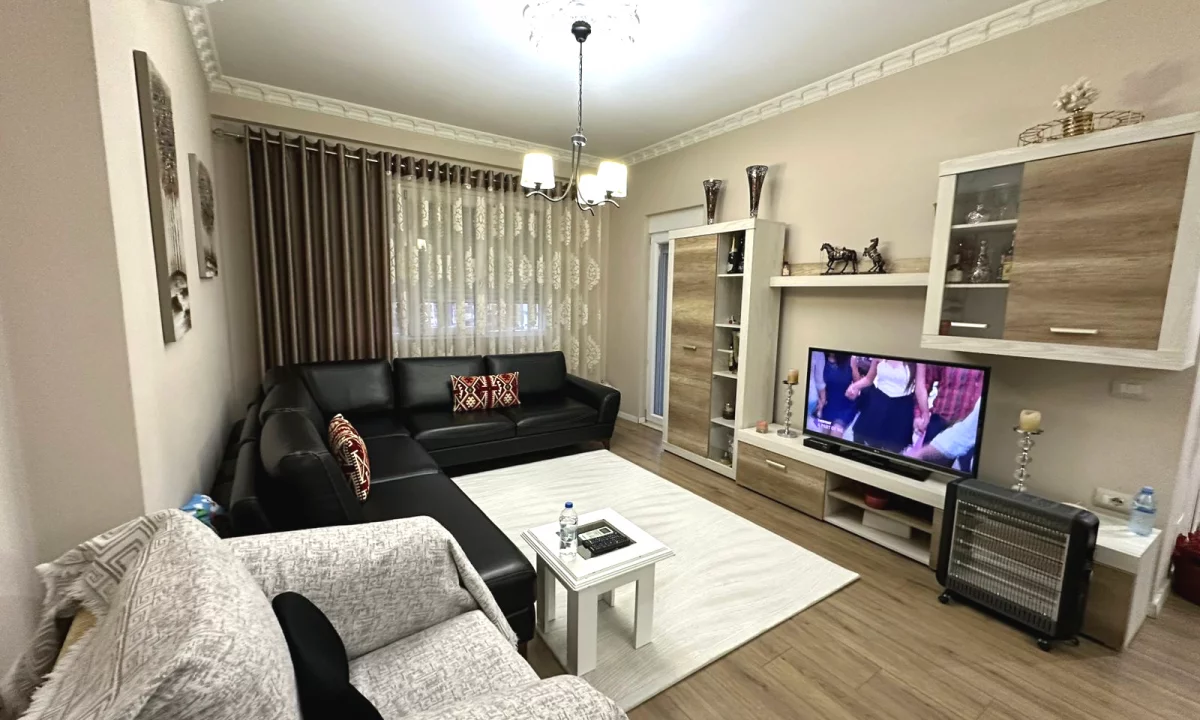 Shtepi ne shitje Apartament ne Tirane, 2+1, Mobilimi E mobiluar, Pagesa 350,000  Euro.