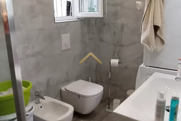 Shtepi ne shitje Apartament ne Tirane, 1+1, Mobilimi E mobiluar, Pagesa 158,000  Euro.