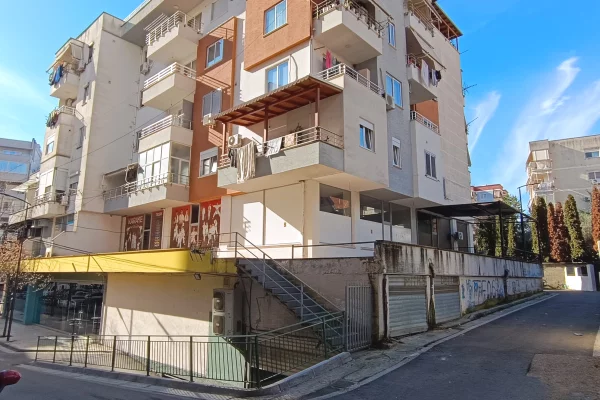 🏬 SHESIM DYQAN PRANE RESTORANT FRESKU 🏬 📐 165 m2 ambient i brendshem + 150 m2 verande 📍 Kati 0 |