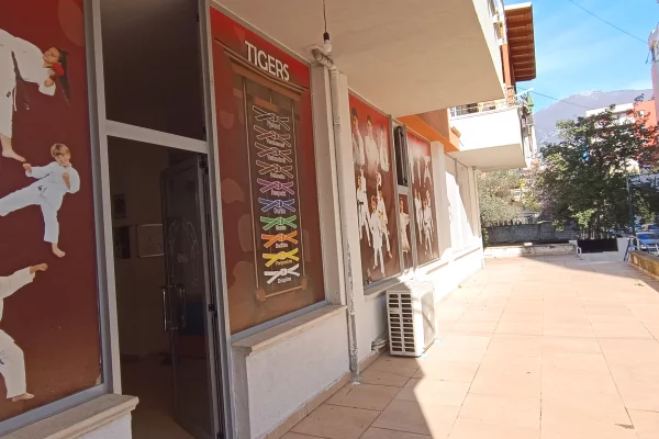 🏬 SHESIM DYQAN PRANE RESTORANT FRESKU 🏬 📐 165 m2 ambient i brendshem + 150 m2 verande 📍 Kati 0 |