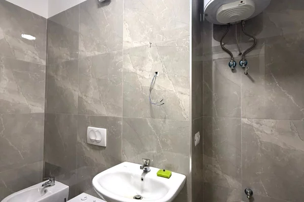 Eskluzive, Jepet me qera apartament bosh 2+1 + post parkimi 