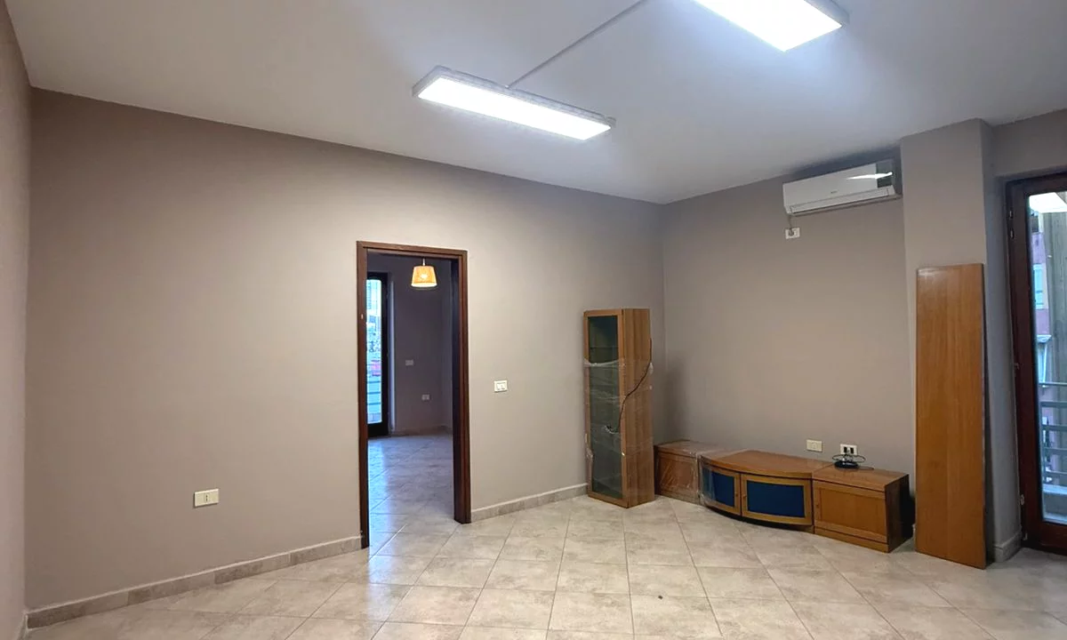 Shtepi me qera Apartament ne Tirane, 3+1, Mobilimi Bosh, pa mobiluar, Pagesa 800  Euro.