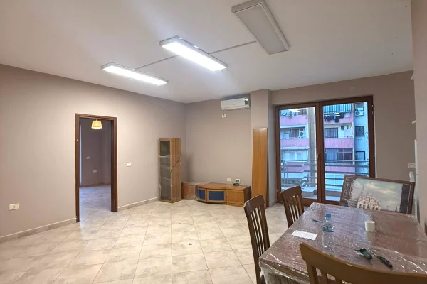 Shtepi me qera Apartament ne Tirane, 3+1, Mobilimi Bosh, pa mobiluar, Pagesa 800  Euro.