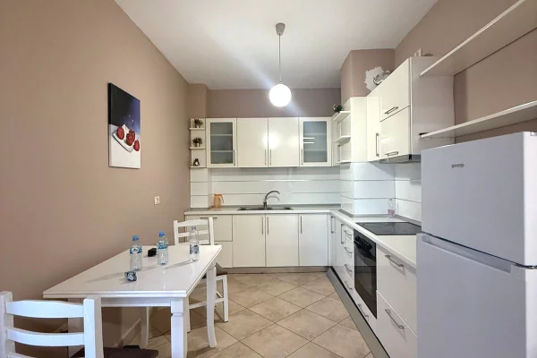 Shtepi me qera Apartament ne Tirane, 3+1, Mobilimi Bosh, pa mobiluar, Pagesa 800  Euro.