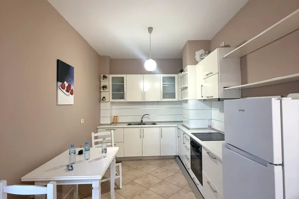 Shtepi me qera Apartament ne Tirane, 3+1, Mobilimi Bosh, pa mobiluar, Pagesa 800  Euro.