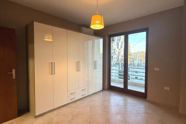 Shtepi me qera Apartament ne Tirane, 3+1, Mobilimi Bosh, pa mobiluar, Pagesa 800  Euro.