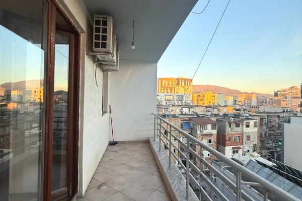 Shtepi me qera Apartament ne Tirane, 3+1, Mobilimi Bosh, pa mobiluar, Pagesa 800  Euro.