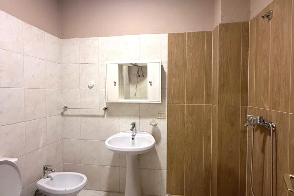 Shtepi me qera Apartament ne Tirane, 3+1, Mobilimi Bosh, pa mobiluar, Pagesa 800  Euro.