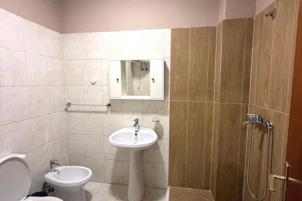Shtepi me qera Apartament ne Tirane, 3+1, Mobilimi Bosh, pa mobiluar, Pagesa 800  Euro.