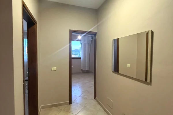 Shtepi me qera Apartament ne Tirane, 3+1, Mobilimi Bosh, pa mobiluar, Pagesa 800  Euro.