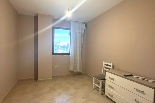 Shtepi me qera Apartament ne Tirane, 3+1, Mobilimi Bosh, pa mobiluar, Pagesa 800  Euro.