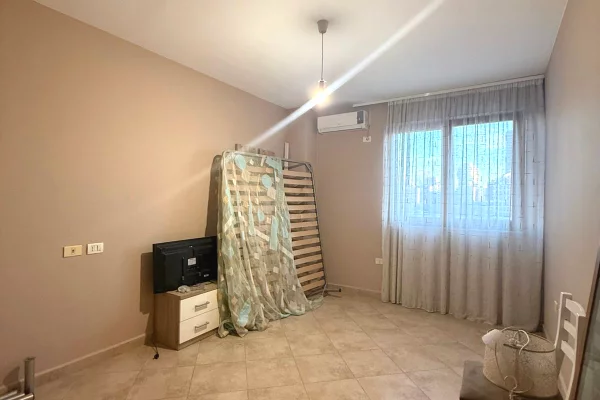 Shtepi me qera Apartament ne Tirane, 3+1, Mobilimi Bosh, pa mobiluar, Pagesa 800  Euro.