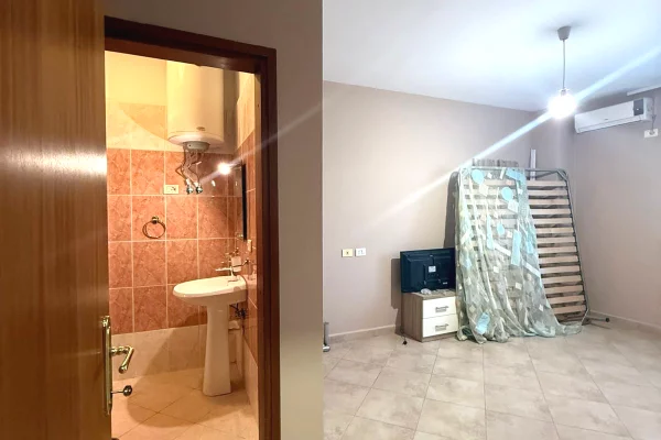 Shtepi me qera Apartament ne Tirane, 3+1, Mobilimi Bosh, pa mobiluar, Pagesa 800  Euro.