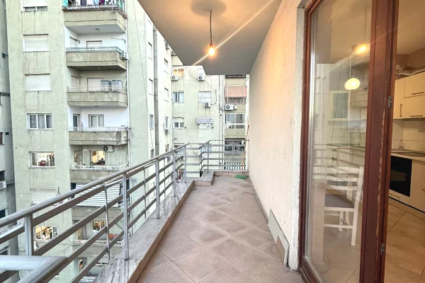 Shtepi me qera Apartament ne Tirane, 3+1, Mobilimi Bosh, pa mobiluar, Pagesa 800  Euro.