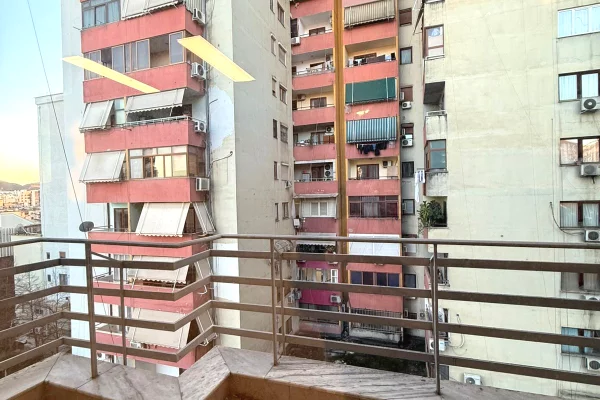 Shtepi me qera Apartament ne Tirane, 3+1, Mobilimi Bosh, pa mobiluar, Pagesa 800  Euro.