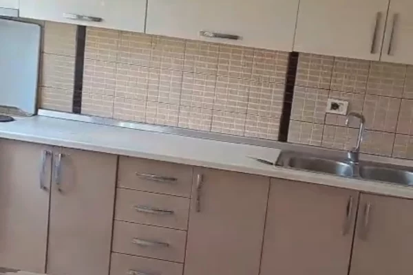 Shtepi me qera Apartament ne Tirane, 3+1, Mobilimi E mobiluar, Pagesa 40,000  Leke.