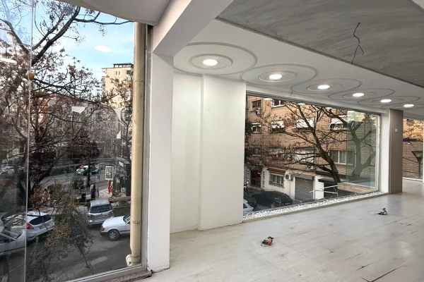  Per Shitje: Ambient Komercial / Showroom, Lokacion: Muhamet Gjollesha 