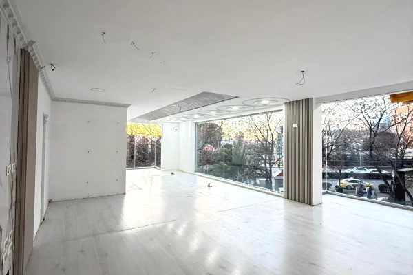  Per Shitje: Ambient Komercial / Showroom, Lokacion: Muhamet Gjollesha 