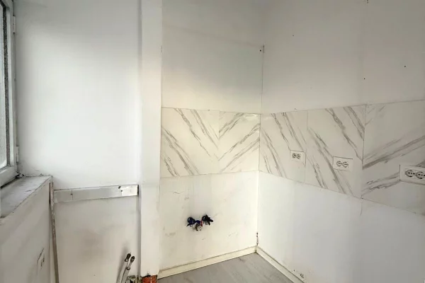  Per Shitje: Ambient Komercial / Showroom, Lokacion: Muhamet Gjollesha 