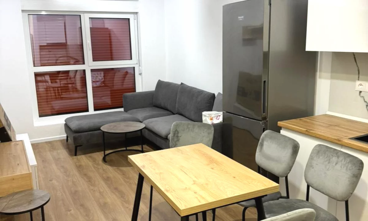 Shtepi me qera te Ali demi, 400 euro/muaj. Apartament ne katin 6, pallat i ri. I sapo mobiluar