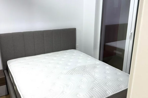 Shtepi me qera te Ali demi, 400 euro/muaj. Apartament ne katin 6, pallat i ri. I sapo mobiluar