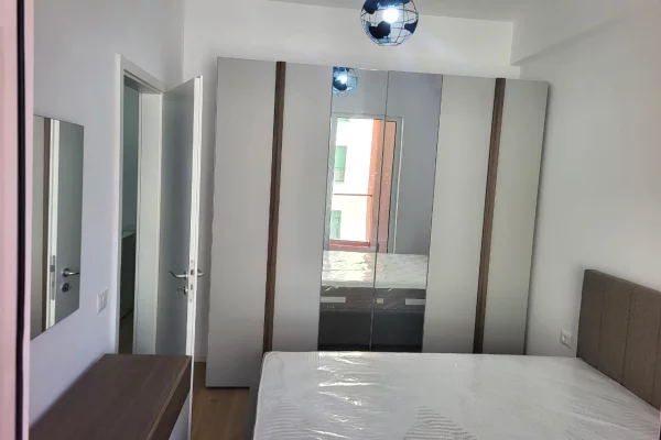 Shtepi me qera te Ali demi, 400 euro/muaj. Apartament ne katin 6, pallat i ri. I sapo mobiluar