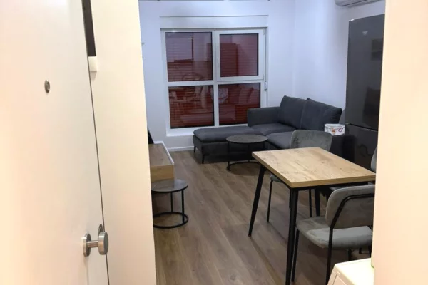 Shtepi me qera te Ali demi, 400 euro/muaj. Apartament ne katin 6, pallat i ri. I sapo mobiluar