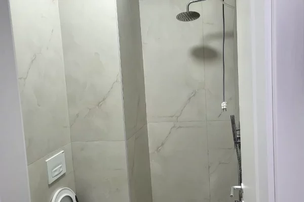 Shtepi me qera te Ali demi, 400 euro/muaj. Apartament ne katin 6, pallat i ri. I sapo mobiluar