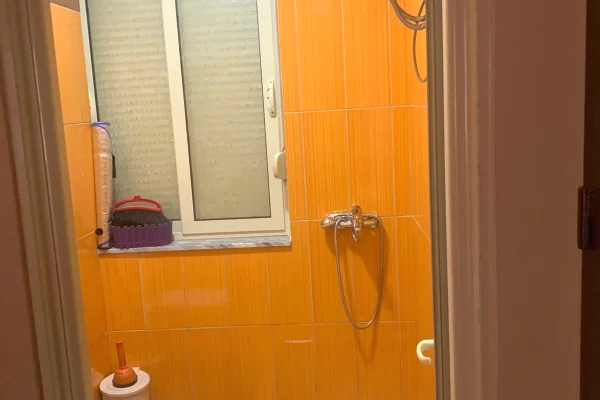 Shtepi me qera Apartament ne Tirane, 2+1, Mobilimi E mobiluar, Pagesa 45,000  Leke.