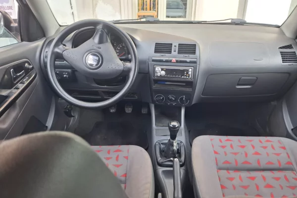 Makina ne shitje ne Elbasan, Seat, 2002 Benzine,Kambio Manual Pagesa 1,500  Euro.
