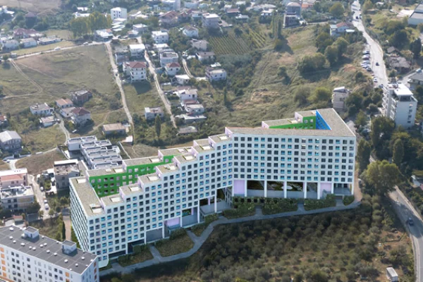 Shtepi ne shitje Apartament ne Tirane, Garsoniere, Mobilimi Bosh, pa mobiluar, Pagesa 70,000  Euro.