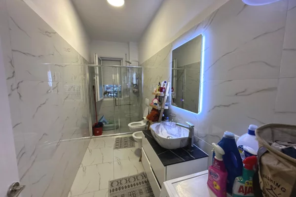 Shtepi ne shitje Apartament ne Tirane, 2+1, Mobilimi E mobiluar, Pagesa 150,000  Euro.