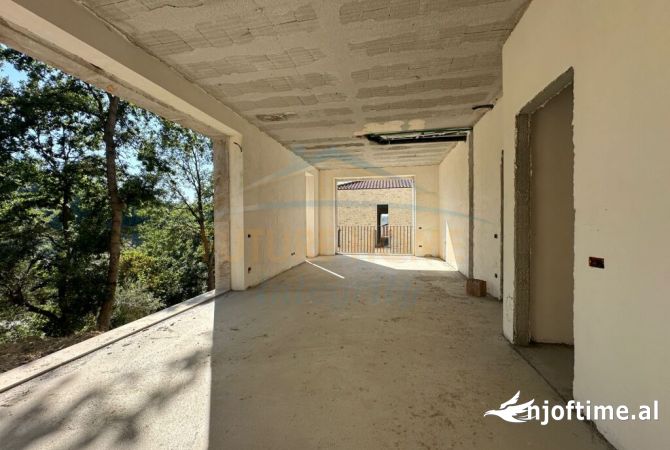 Shtepi ne shitje Vila Luksoze ne Tirane, 3+1, Mobilimi Bosh, pa mobiluar, Pagesa 450,000  Euro.