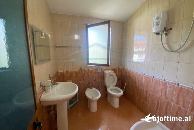 Shtepi me qera Shtepi Private ne Tirane, 4+1, Mobilimi E mobiluar, Pagesa 700  Euro.