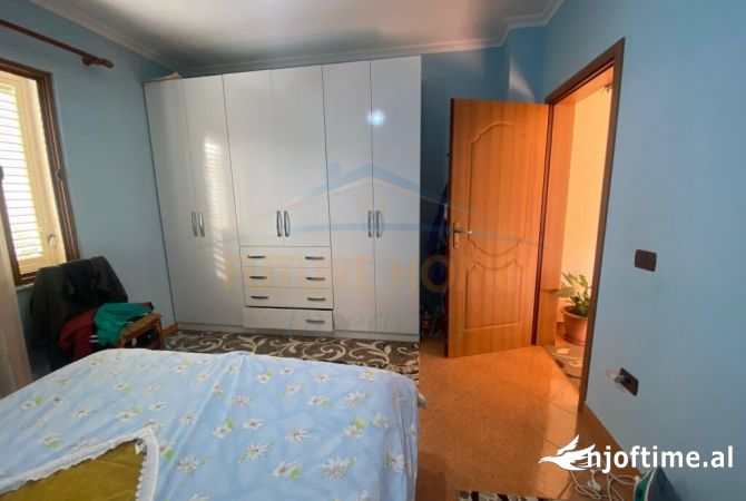 Shtepi me qera Shtepi Private ne Tirane, 4+1, Mobilimi E mobiluar, Pagesa 700  Euro.
