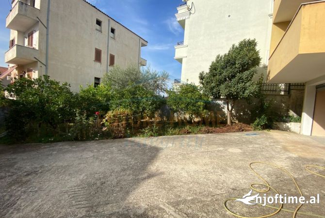 Shtepi me qera Shtepi Private ne Tirane, 4+1, Mobilimi E mobiluar, Pagesa 700  Euro.