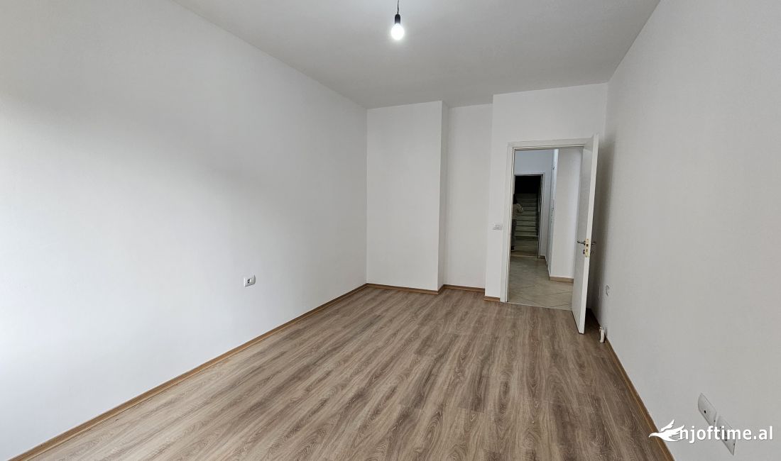 Shtepi ne shitje Apartament ne Tirane, 1+1, Mobilimi Bosh, pa mobiluar, Pagesa 109,000  Euro.