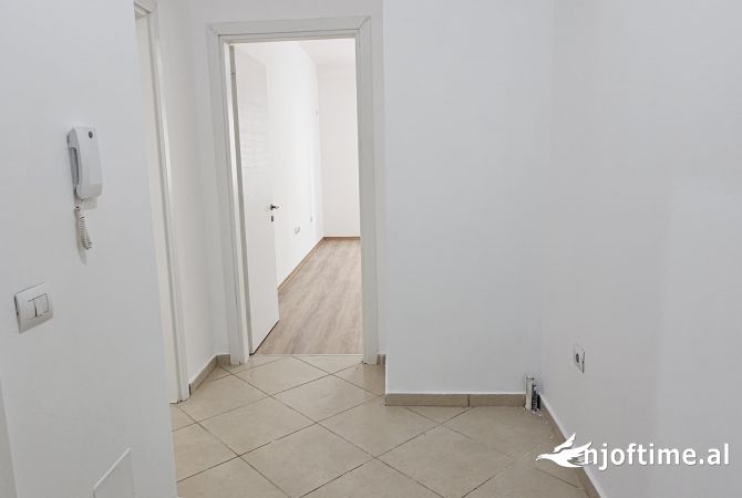 Shtepi ne shitje Apartament ne Tirane, 1+1, Mobilimi Bosh, pa mobiluar, Pagesa 109,000  Euro.