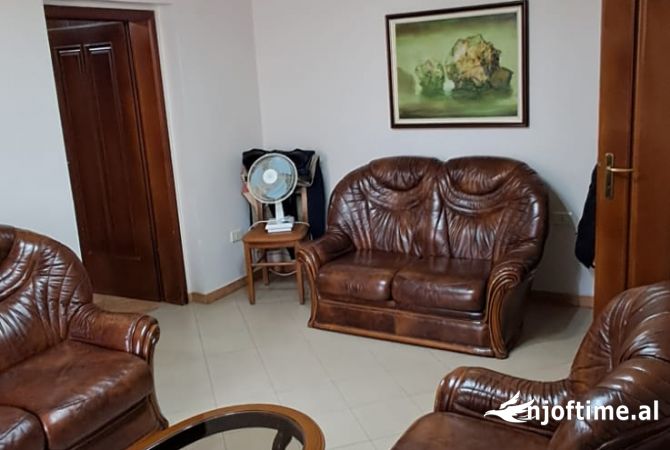 Shtepi ne shitje Apartament ne Tirane, 3+1, Mobilimi E mobiluar, Pagesa 235,000  Euro.