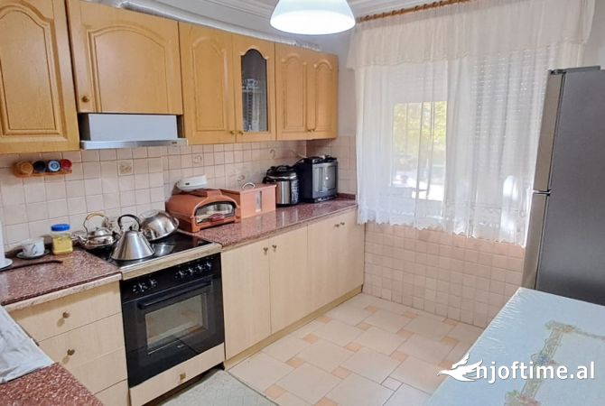 Shtepi ne shitje Apartament ne Tirane, 3+1, Mobilimi E mobiluar, Pagesa 235,000  Euro.