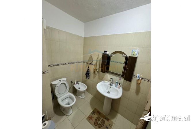 Shtepi ne shitje Apartament ne Tirane, 3+1, Mobilimi E mobiluar, Pagesa 165,000  Euro.