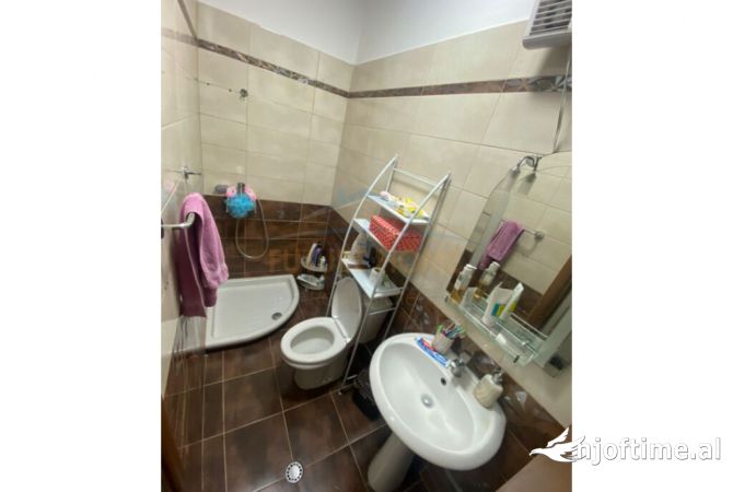 Shtepi ne shitje Apartament ne Tirane, 1+1, Mobilimi E mobiluar, Pagesa 150,000  Euro.