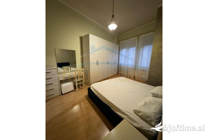 Shtepi me qera Apartament ne Tirane, 2+1, Mobilimi E mobiluar, Pagesa 1,000  Euro.