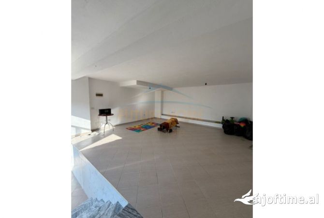 Ambient biznesi me qera 1+1 ne Tirane - 700 Euro