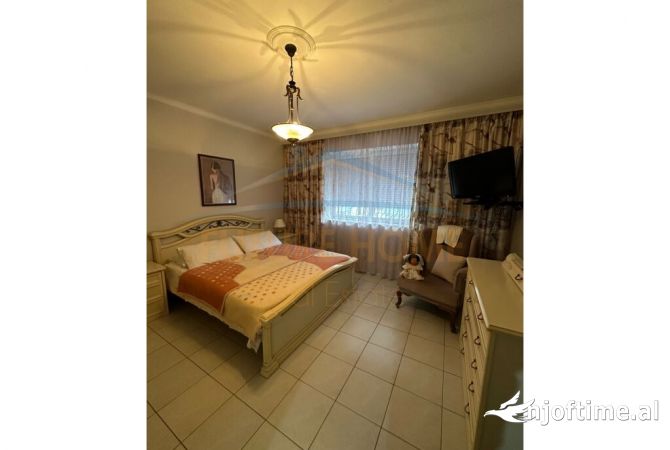 Shtepi ne shitje Apartament ne Tirane, 3+1, Mobilimi E mobiluar, Pagesa 300,000  Euro.