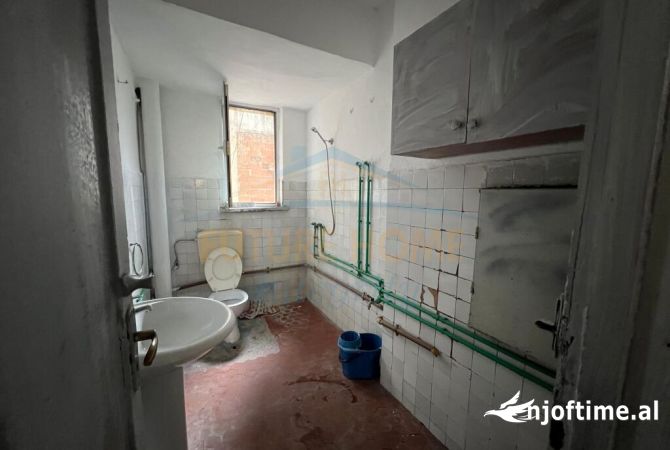 Shtepi ne shitje Apartament ne Tirane, 2+1, Mobilimi Bosh, pa mobiluar, Pagesa 136,000  Euro.